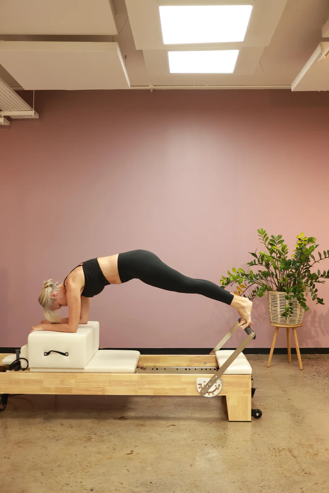 Kneeling plank on the reformer
