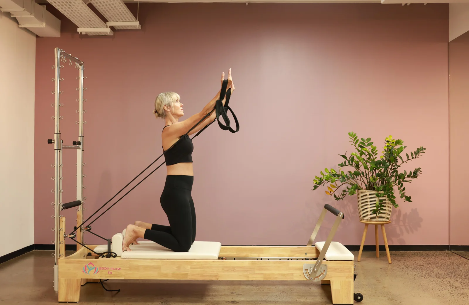 Kneeling strap work on the reformer