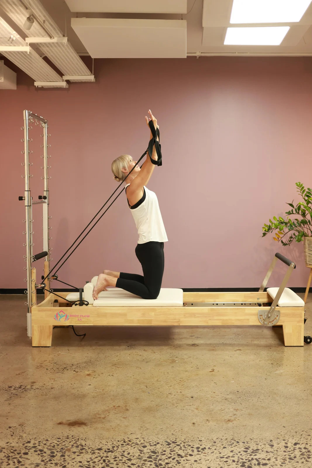 Kneeling strap work on the reformer